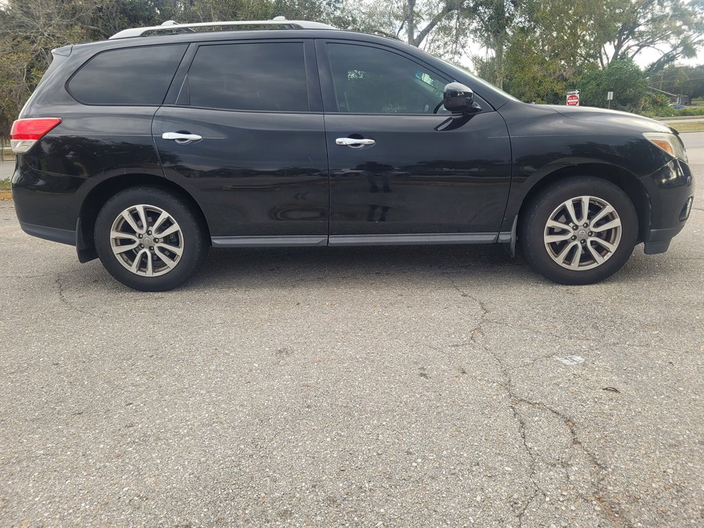 2015 Nissan Pathfinder SV's photo